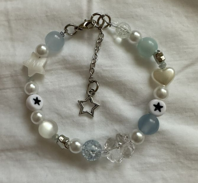Vòng Tay Handmade LỜI CẢM ƠN TỪ DÂU NHỎ Từ tận đáy lòng, Dâu Nhỏ xin gửi lời cảm ơn chân thành nhất đến Quý khách hàng, Quý đối tác và tất cả những ai đã yêu thương, tin tưởng và đồng hành cùng chúng tôi trong suốt chặng đường vừa qua. Mỗi chiếc vòng tay được trao đi là một câu chuyện, một lời nhắn gửi cảm xúc – và nhờ có sự ủng hộ của các bạn, Dâu Nhỏ mới có thể tiếp tục lan tỏa những giá trị nhỏ bé nhưng đầy yêu thương đó. Chính sự tin yêu của bạn là nguồn động lực lớn nhất để chúng tôi không ngừng sáng tạo, hoàn thiện và lan tỏa nhiều hơn nữa những món quà mang dấu ấn cá nhân hóa. Cảm ơn bạn – vì đã chọn Dâu Nhỏ để gửi gắm cảm xúc. Cảm ơn bạn – vì đã là một phần trong hành trình thêu dệt nên những điều đẹp đẽ, chân thành. Chúng tôi luôn trân trọng từng cơ hội được phục vụ bạn. Và Dâu Nhỏ sẽ mãi ở đây – bên cạnh bạn, như một người bạn nhỏ, luôn lắng nghe và đồng hành. Với tất cả yêu thương, Dâu Nhỏ.