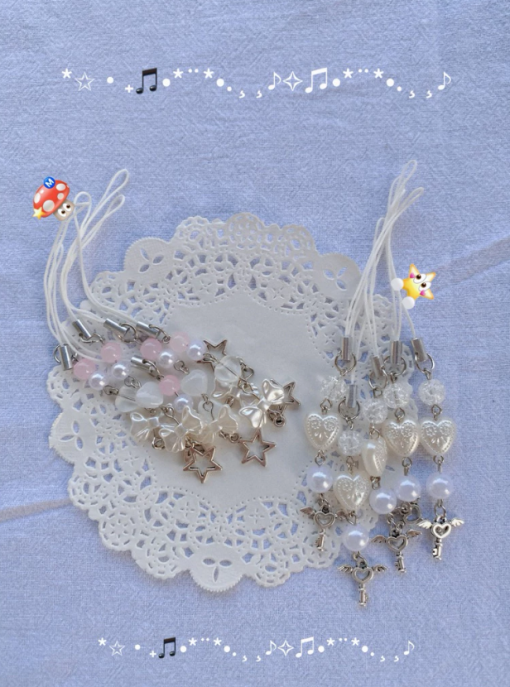 Móc khoá handmade “Thì Thầm Thiên Thần” là bộ sưu tập lấy cảm hứng từ những lời thì thầm dịu dàng của thiên thần gửi đến trái tim người nhận. Sản phẩm kết hợp các chất liệu như hạt pha lê, ngọc trai nhân tạo, charm kim loại hình trái tim, chìa khóa, ngôi sao và nơ. Mang lại vẻ ngoài nhẹ nhàng, trong trẻo nhưng không kém phần mộng mơ. Chất liệu: Dây đeo điện thoại, hạt đá giả thạch anh, hạt pha lê, charm hợp kim không gỉ. Độ dài: ~8–10 cm (tuỳ mẫu)