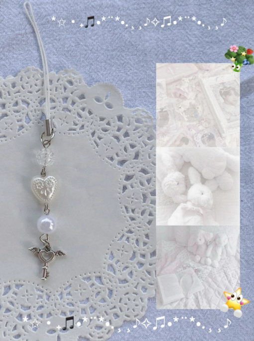 Móc khoá handmade “Thì Thầm Thiên Thần” là bộ sưu tập lấy cảm hứng từ những lời thì thầm dịu dàng của thiên thần gửi đến trái tim người nhận. Sản phẩm kết hợp các chất liệu như hạt pha lê, ngọc trai nhân tạo, charm kim loại hình trái tim, chìa khóa, ngôi sao và nơ. Mang lại vẻ ngoài nhẹ nhàng, trong trẻo nhưng không kém phần mộng mơ. Chất liệu: Dây đeo điện thoại, hạt đá giả thạch anh, hạt pha lê, charm hợp kim không gỉ. Độ dài: ~8–10 cm (tuỳ mẫu)