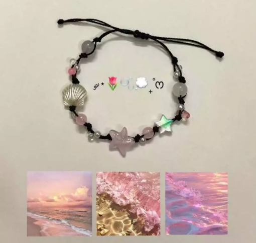 Vòng tay Hồng Bình Minh là mẫu vòng tay handmade dây sáp cotton mang sắc hồng pastel dịu nhẹ kết hợp trắng kem – gợi hình ảnh ánh nắng sớm vừa ló rạng nơi biển khơi. Thiết kế dành riêng cho những cô nàng mơ mộng, yêu sự dịu dàng, thích phong cách tối giản và nhẹ nhàng. Được làm thủ công bằng dây sáp cotton Hàn Quốc chắc chắn, bền đẹp, chống thấm nước, phối cùng charm thủy tinh và nhựa resin ngọc trai, sản phẩm không chỉ là phụ kiện thời trang mà còn là biểu tượng cho sự an yên, lạc quan.